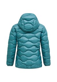Teal pufferjack met een capuchon, met een gewatteerd golvend patroon. Glad, glanzend materiaal; mouwen tot halverwege de bovenarm; onderrand is recht afgeknipt.