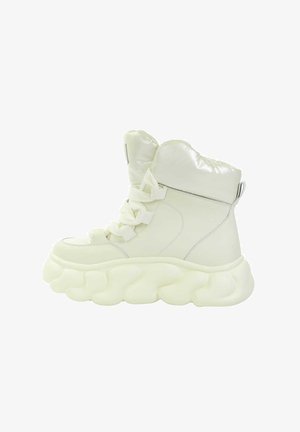 Białe wysokie sneakersy z błyszczącym wykończeniem, zaokrągloną, przerośniętą podeszwą oraz teksturowanym wiązaniem; wyściełany kołnierz i subtelne srebrne akcenty.