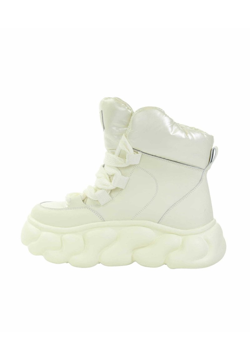 Białe wysokie sneakersy z błyszczącym wykończeniem, zaokrągloną, przerośniętą podeszwą oraz teksturowanym wiązaniem; wyściełany kołnierz i subtelne srebrne akcenty.