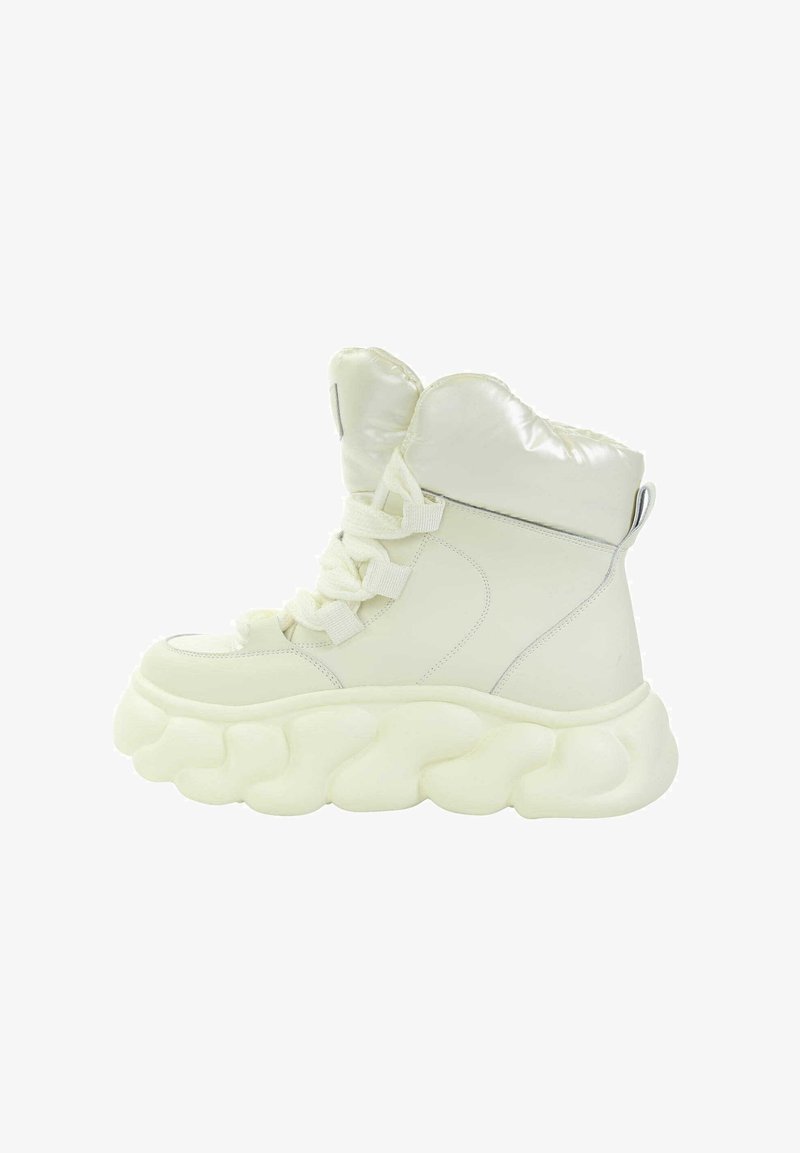 Białe wysokie sneakersy z błyszczącym wykończeniem, zaokrągloną, przerośniętą podeszwą oraz teksturowanym wiązaniem; wyściełany kołnierz i subtelne srebrne akcenty.