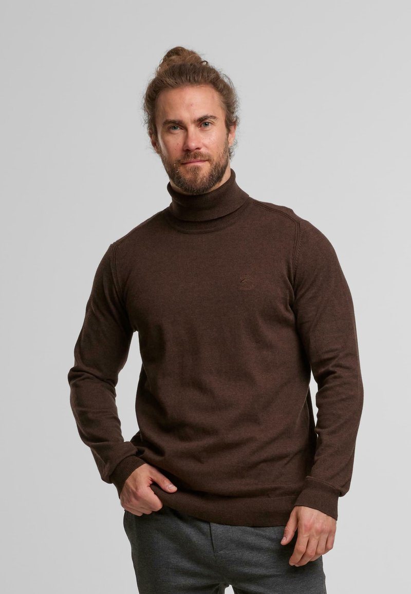 Brauner Rollkragenpullover aus weichem Strickmaterial, mit langen Ärmeln und taillierter Passform. Dezentes Logo-Detail auf der Brust.
