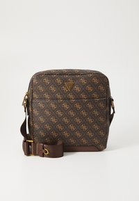 Borsa a tracolla marrone con motivo, realizzata in materiale testurizzato, dotata di logo triangolare in tonalità dorata, tracolla marrone con fibbia regolabile, forma quadrata.