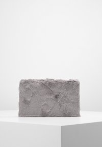 Pochette en fausse fourrure grise de forme rectangulaire, dotée d'un fermoir argenté et d'une surface douce et texturée avec des détails de motif subtils.