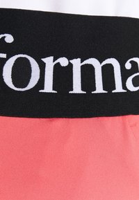 Mustat vyötärö, jossa on valkoista tekstiä "formal", yhdistyy vaaleanpunaiseen kankaaseen, sileä pinta ja yksinkertainen, selkeä muotoilu.