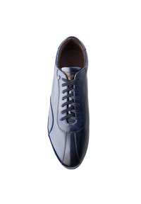 Baskets en cuir bleu marine avec une texture lisse, bout rond et fermeture à lacets à six œillets. Détail de couture subtil le long des côtés.