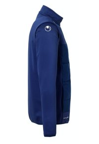 Marineblå jakke med et blødt fleece-krop og polstrede sidepaneler. Høj krave, sidelommer og et logo på venstre skulder.