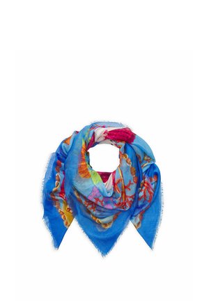 Vierkante sjaal met blauwe achtergrond met patronen van schelpen en koraal in rood, oranje en geel, gerangschikt in een losse lus met franjes aan de randen.