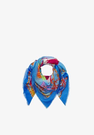 Quadratisches Tuch mit blauem Hintergrund, das mit Muschel- und Korallenmustern in Rot, Orange und Gelb versehen ist, angeordnet in einer lockeren Schlaufe mit fransigen Rändern.