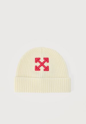 Cappello a maglia beige crema con bordo pieghevole e simbolo rosso ricamato a quattro frecce incrociate al centro frontale.