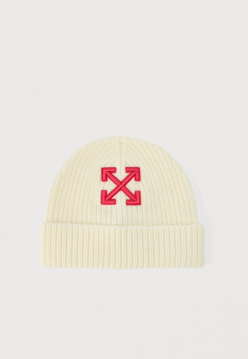 Bonnet en tricot côtelé de couleur crème avec revers plié et symbole rouge brodé d'une croix à quatre flèches au centre avant.