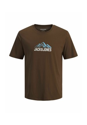 T-shirt marron à manches courtes avec un motif de montagne bleu clair et un logo blanc Jack & Jones centré sur la poitrine.