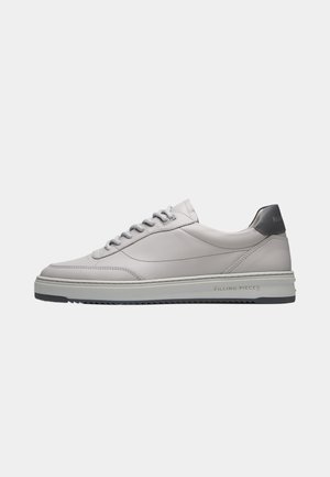 Grauer Sneaker mit niedrigem Schaft, Schnürverschluss, strukturierter Sohle und schwarzem Fersenlasche mit Marke "Filling Pieces."