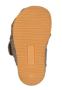 Grau- und braunfarbige Filzschuhsohle mit einer orangefarbenen Gummisohle. Texturierte Rillen auf der Unterseite, mit dem Markenlogo und der Größe.