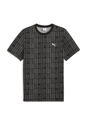 Zwarte T-shirt met korte mouwen, met een geweven patroon van herhaalde "PUMA"-logo's en een wit logoaccent op de borst. Ronde halslijn.