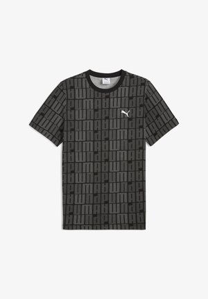 Zwarte T-shirt met korte mouwen, met een geweven patroon van herhaalde "PUMA"-logo's en een wit logoaccent op de borst. Ronde halslijn.
