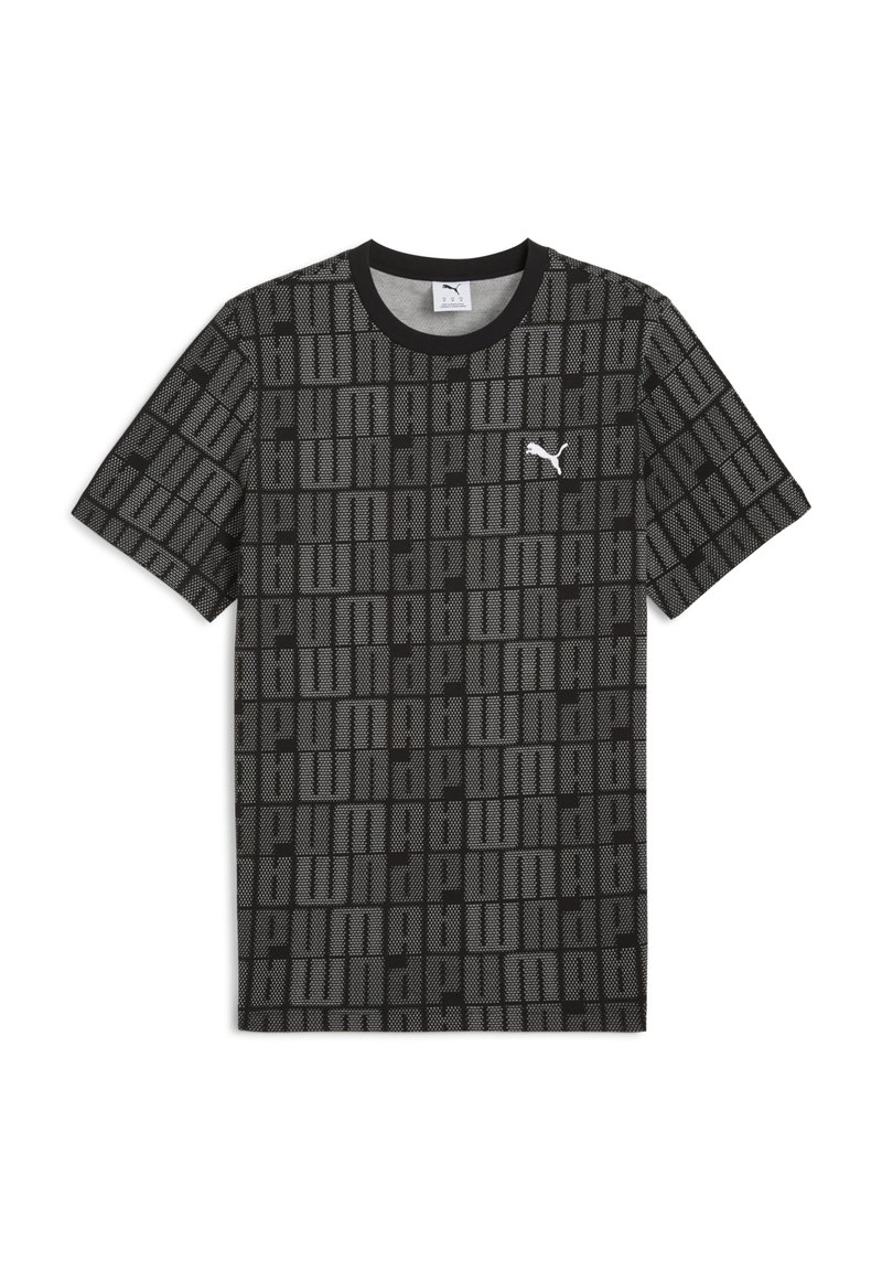 Zwarte T-shirt met korte mouwen, met een geweven patroon van herhaalde "PUMA"-logo's en een wit logoaccent op de borst. Ronde halslijn.