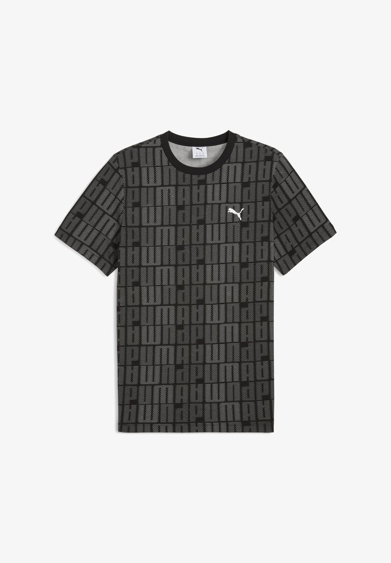 Tricou negru cu mânecă scurtă, având un model texturat cu logo-uri repetate "PUMA", cu un accent de logo alb pe piept. Decolteu rotund.