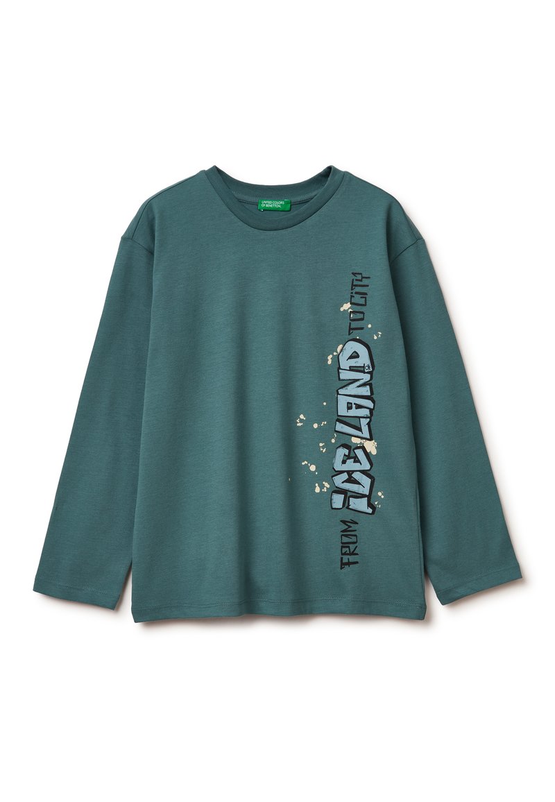 Maglietta a maniche lunghe color teal in cotone, con grafica testuale stilizzata "FROM ICELAND" in nero con schizzi bianchi. Scollo rotondo.