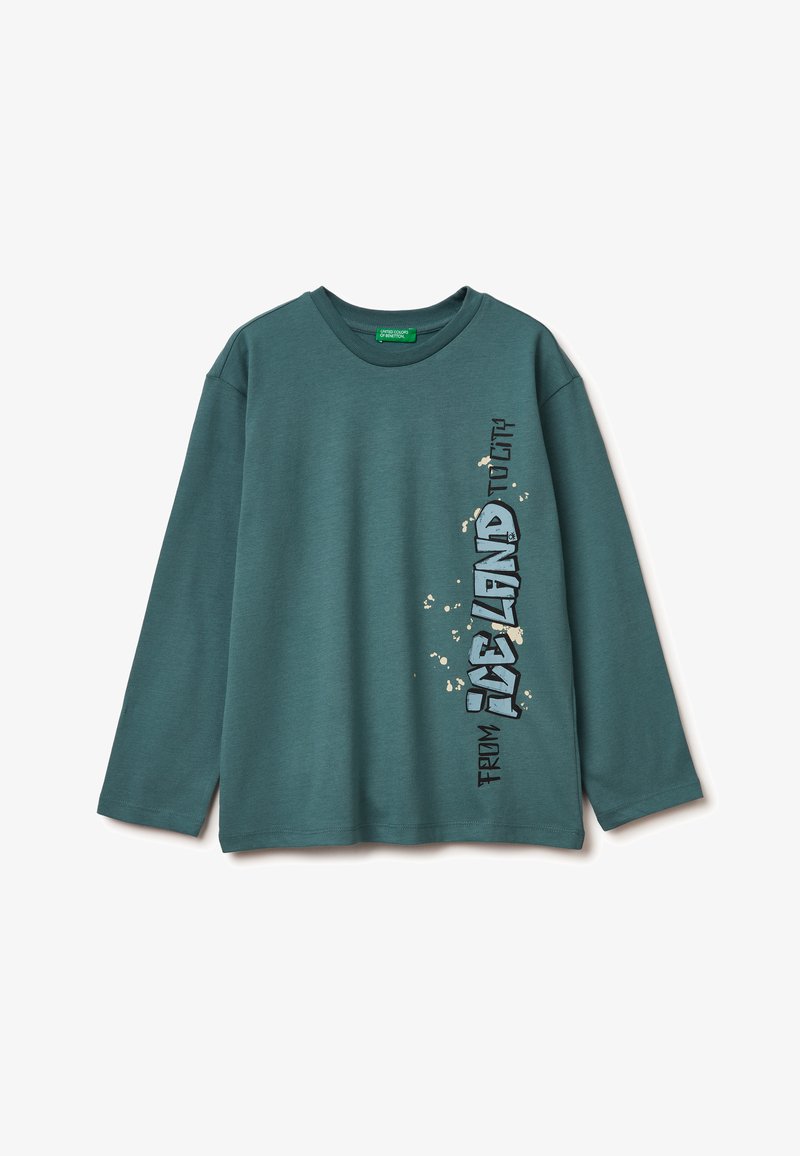 Maglietta a maniche lunghe color teal in cotone, con grafica testuale stilizzata "FROM ICELAND" in nero con schizzi bianchi. Scollo rotondo.