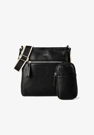 Czarna torebka na ramię z teksturowanej skóry, z przednią kieszenią na zamek i odpinaną małą saszetką, wyposażona w paski na ramię w paski i regulowaną długość.