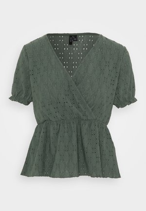 Grøn peplum blouse i tekstureret bomuld med en indpakningsdesign, korte puffærmer og åbent arbejde detaljer overalt.