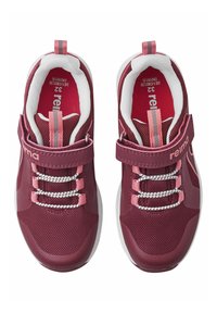 Czerwono-różowe buty sportowe mają przewiewną siateczkę na cholewce, elastyczne sznurowadła i rzep dla zapewnienia stabilnego dopasowania. Białe gumowe podeszwy.