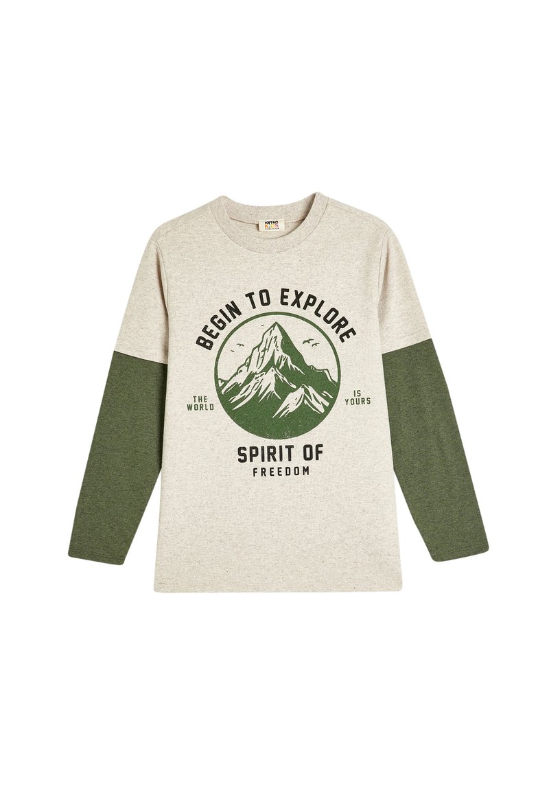 Helles graues Langarm-T-Shirt mit dunkelgrünen Ärmeln. Mit einem Berggrafik und dem Text "Beginne zu erkunden, Geist der Freiheit." Weicher Stoff.