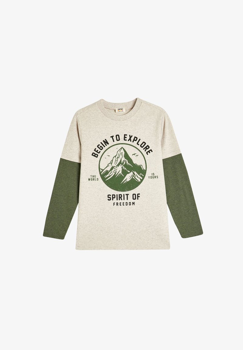 Helles graues Langarm-T-Shirt mit dunkelgrünen Ärmeln. Mit einem Berggrafik und dem Text "Beginne zu erkunden, Geist der Freiheit." Weicher Stoff.