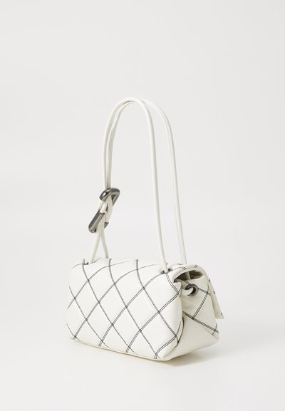 Bolsa de mão em couro branco com um design acolchoado, apresentando costura preta. Dois cabos curtos e finos e um detalhe em metal prateado brilhante.