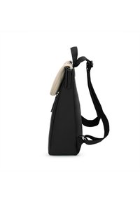 Svart ryggsäck med en elegant, triangulär form. Tillverkad av hållbart material, med ett ljusfärgat topplock, justerbara svarta remmar och dragkedjedetaljer.