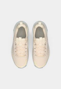 Αθλητικά παπούτσια σε ανοιχτό μπεζ χρώμα με υφασμάτινο επάνω μέρος με υφή, λεπτά κορδόνια και ευλύγιστη, διαφανής καουτσούκ σόλα.