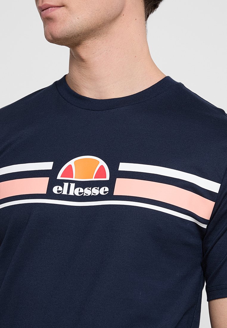 Marineblaue T-Shirt aus Baumwolle, mit rundem Ausschnitt und grafischem Logo mit orangefarbenen, weißen und pinken Streifen über der Brust.
