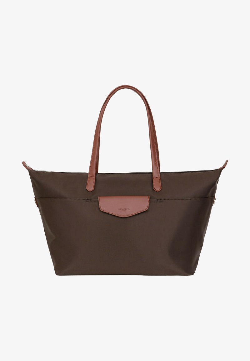 Borsa a tracolla in nylon marrone con manici e dettagli in pelle marrone. Presenta una base piatta, chiusura a zip superiore e una tasca patch anteriore.