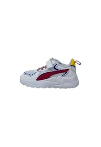 Fehér sneaker piros és kék kiegészítőkkel, hálós anyag a felső részen, vastag talppal és tépőzáras pánttal a biztonságos rögzítés érdekében.