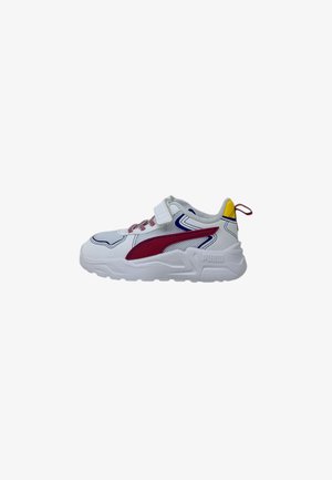 Witte sneaker met rode en blauwe accenten, mesh materiaal op de bovenkant, dikke zool en een klittenband voor een veilige sluiting.