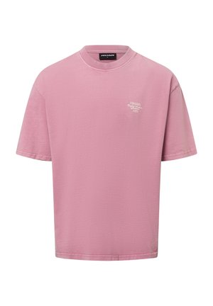 Camiseta rosa de manga corta hecha de algodón, con cuello redondo y un pequeño logo blanco en el pecho, de textura suave.