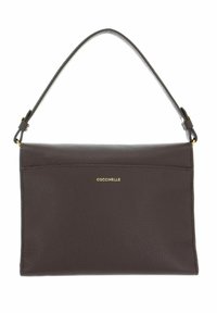 Borsa a mano in pelle marrone con superficie texturizzata, manico corto e logo dorato. Presenta un design minimalista e una forma rettangolare.