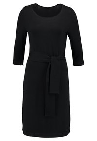 Robe noire jusqu'au genou avec des manches trois-quarts et une large ceinture en tissu nouée à la taille.