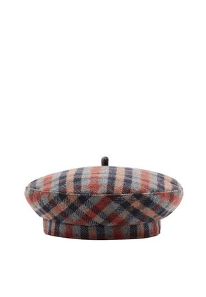 Béret rond en laine avec motif à carreaux rouge, noir et beige et petite boucle sur le dessus, isolé sur fond blanc.