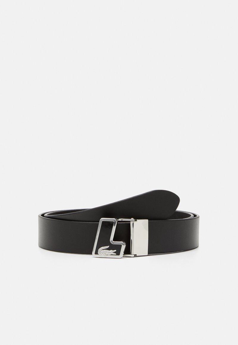 Cinto de couro preto com acabamento brilhante, apresentando uma fivela retangular prateada adornada com um logótipo de crocodilo. Design de correia plana.