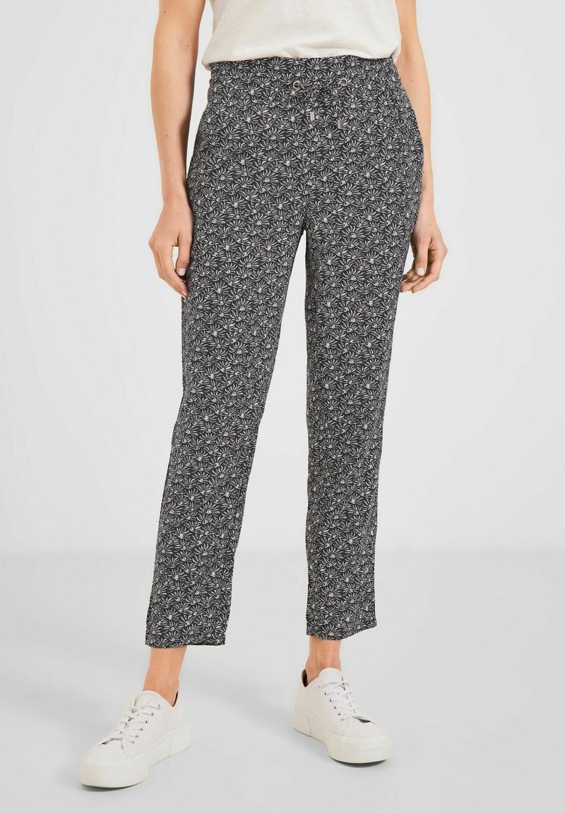 Pantaloni neri con motivo, realizzati in tessuto leggero, con vita regolabile, vestibilità slim e gambe dritte. Abbinati a sneaker bianche.