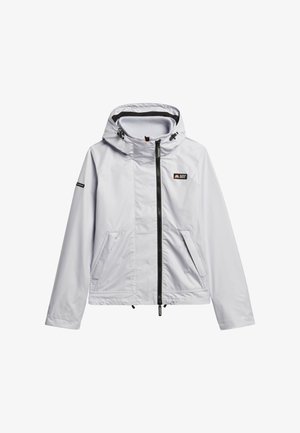 Veste imperméable gris clair avec capuche, fermeture éclair à l'avant, deux poches latérales et accents noirs sur la fermeture éclair et les manches.