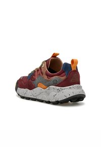 Sneaker multicolore con un mix di suede e materiali tessili. Presenta un sovrasuola grigio maculato, dettagli arancioni e un collare imbottito.