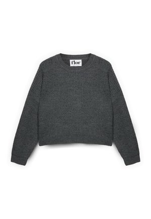 Grijze korte gebreide trui met een gestructureerd ontwerp, ronde halslijn en lange mouwen met ribbels aan de boorden en onderkant. Merkenlabel zichtbaar aan de binnenkant.