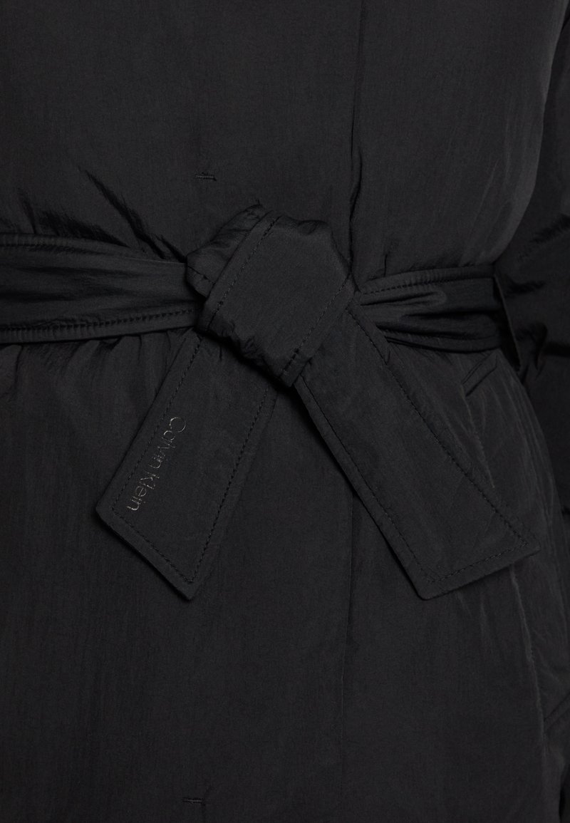 Damen Leichte Jacken | Calvin Klein WRAP PUFFER JACKET Daunenjacke black/schwarz - BR92251 Damen Leichte Jacken | Calvin Klein WRAP PUFFER JACKET Daunenjacke black/schwarz - BR92251