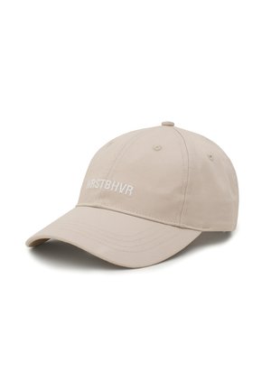 Cappellino da baseball beige con visiera curva e testo ricamato "VRSTBHVR" sulla parte frontale, realizzato con pannelli di tessuto cuciti.