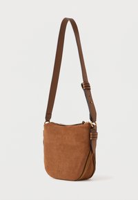 Καφέ σουέτ τσάντα ώμου με χρυσό φερμουάρ, επίπεδο σχήμα, ρυθμιζόμενος ιμάντας και λεία υφή. Μινιμαλιστικός σχεδιασμός με διακριτή σήμανση.