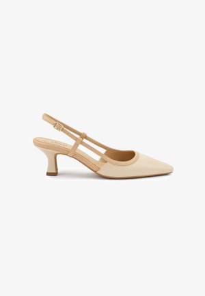 Tacchi slingback beige con punta affusolata, realizzati in pelle liscia. Presentano una tracolla regolabile e un tacco a blocco di altezza media.