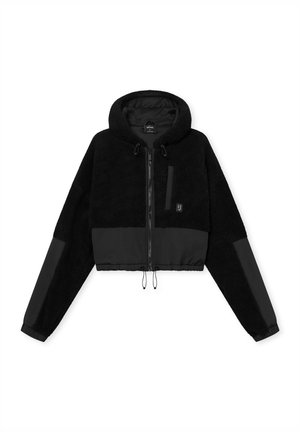 Zwarte cropped jas met een zachte, harige buitenkant, contrasterende gladde panelen, een capuchon en een ritssluiting aan de voorkant met verstelbare koordjes.