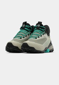 Hallatuhised heledad hallid matkajalatsid mustade aktsentidega, türkiissinised pitsid ja tekstureeritud kummist välistald haardepidamiseks. Omab pehmendatud pahkluu tuge ja logo.